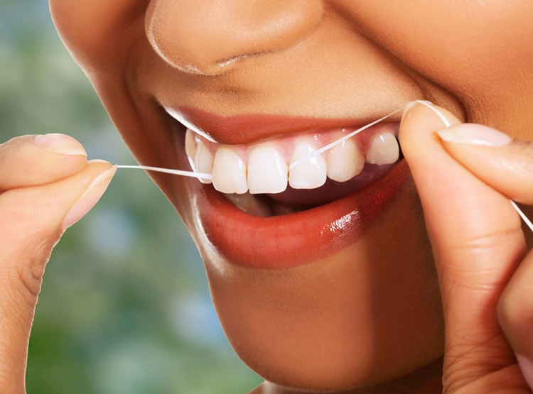 Как правильно чистить зубы нитью?