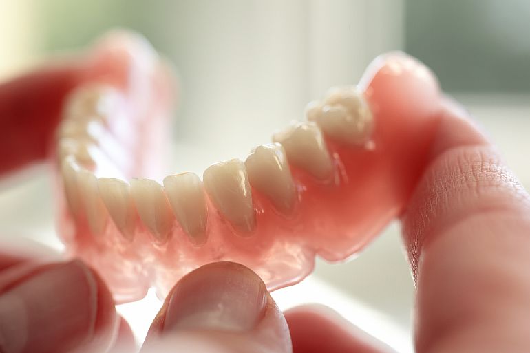 Протезирование: типы зубных протезов