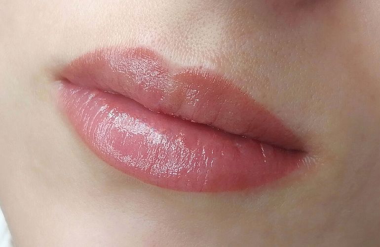Что собой представляет перманентный макияж губ, и как проводится процедура?